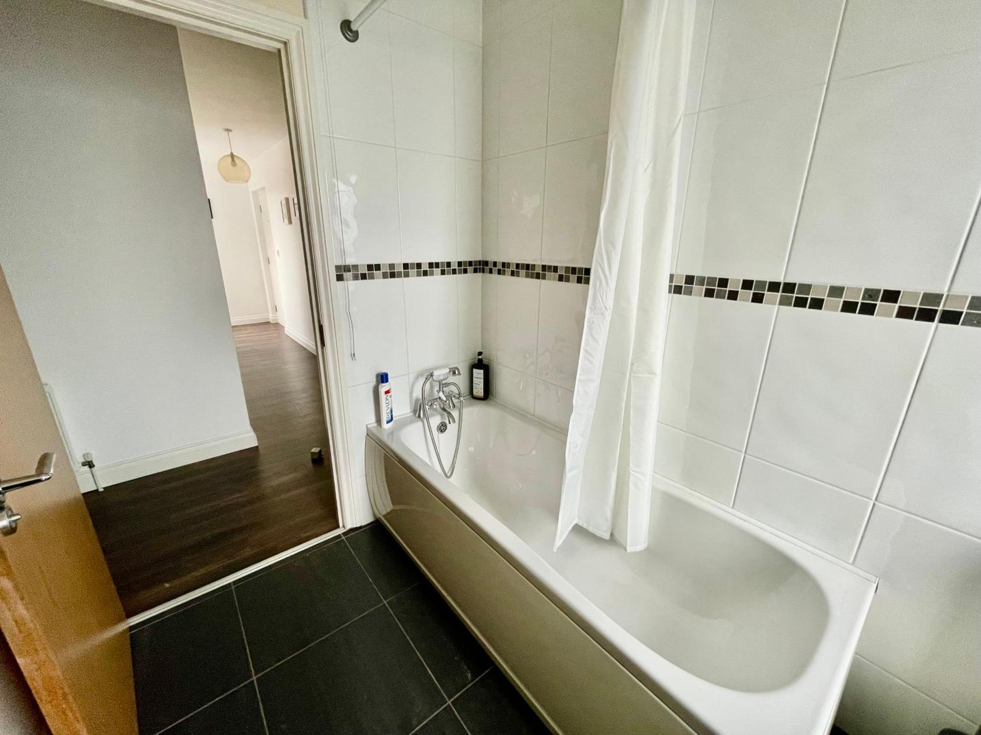 2 Bedroom City-Centre Apartment With Free Parking Белфаст Екстер'єр фото