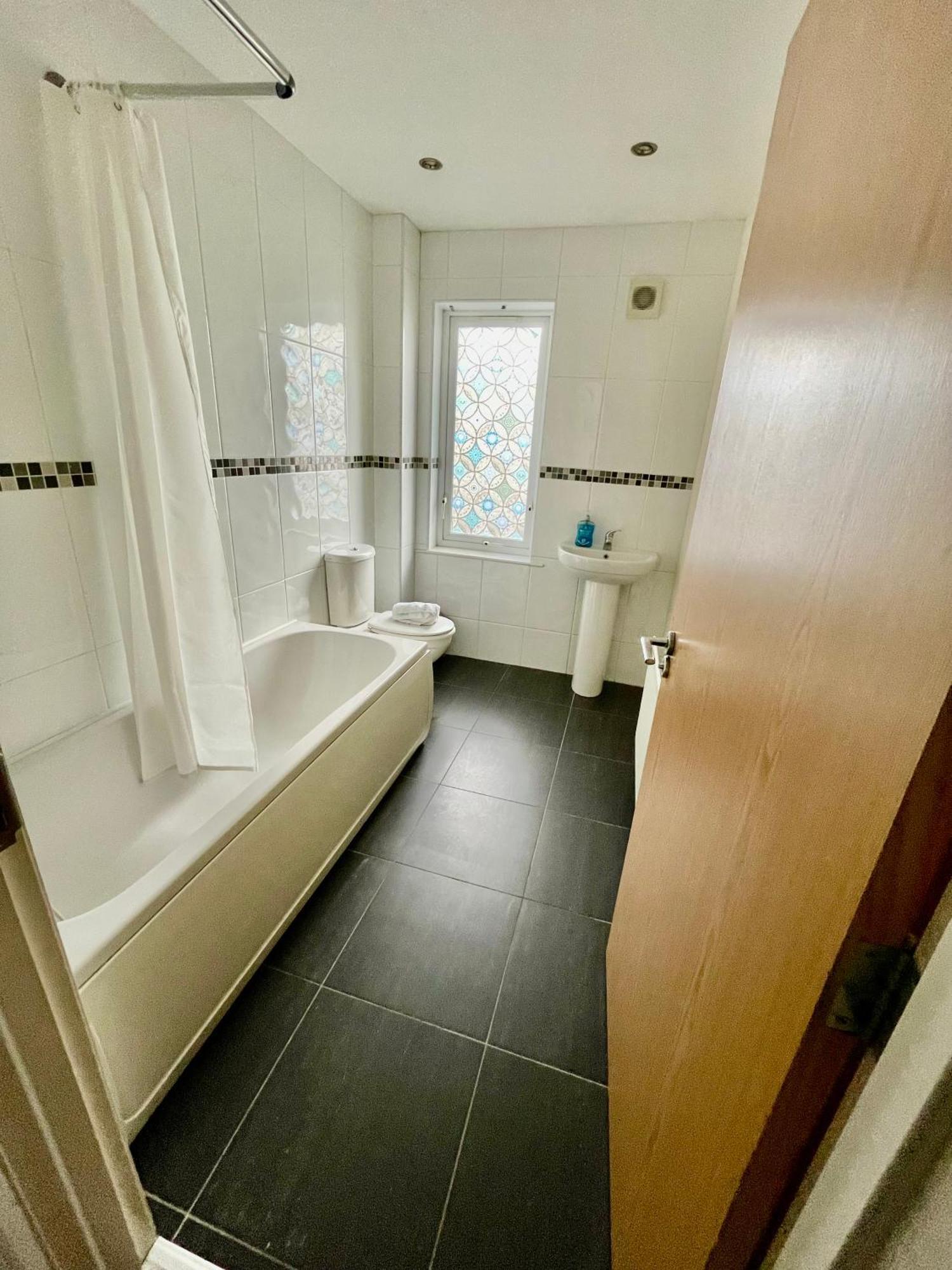 2 Bedroom City-Centre Apartment With Free Parking Белфаст Екстер'єр фото